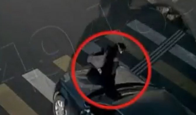 Hızla Savrulan Otomobilin Altında Kalmaktan Son Anda Kurtuldular