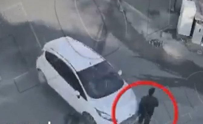 Hızla Savrulan Otomobilin Altında Kalmaktan Son Anda Kurtuldular