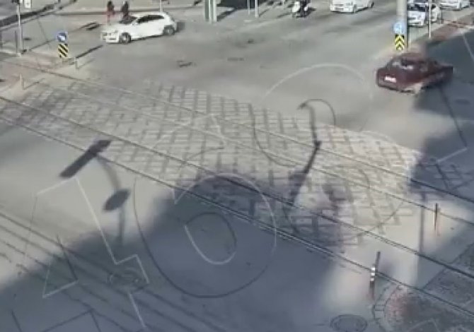 Hızla Savrulan Otomobilin Altında Kalmaktan Son Anda Kurtuldular