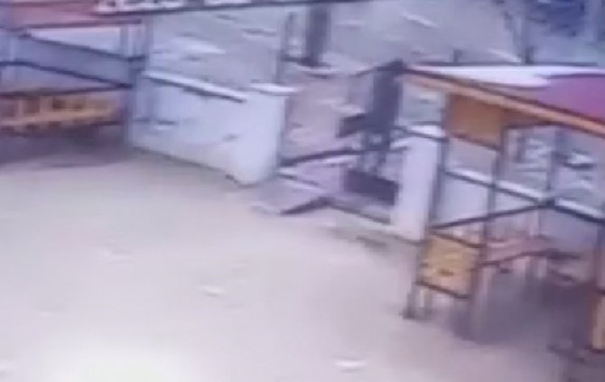 Güpegündüz Sitenin Demir Kapısını Çaldı