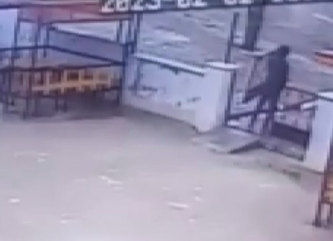 Güpegündüz Sitenin Demir Kapısını Çaldı