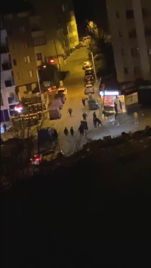 Gençlerin Tekmeli Yumruklu Kavgası Amatör Kamerada