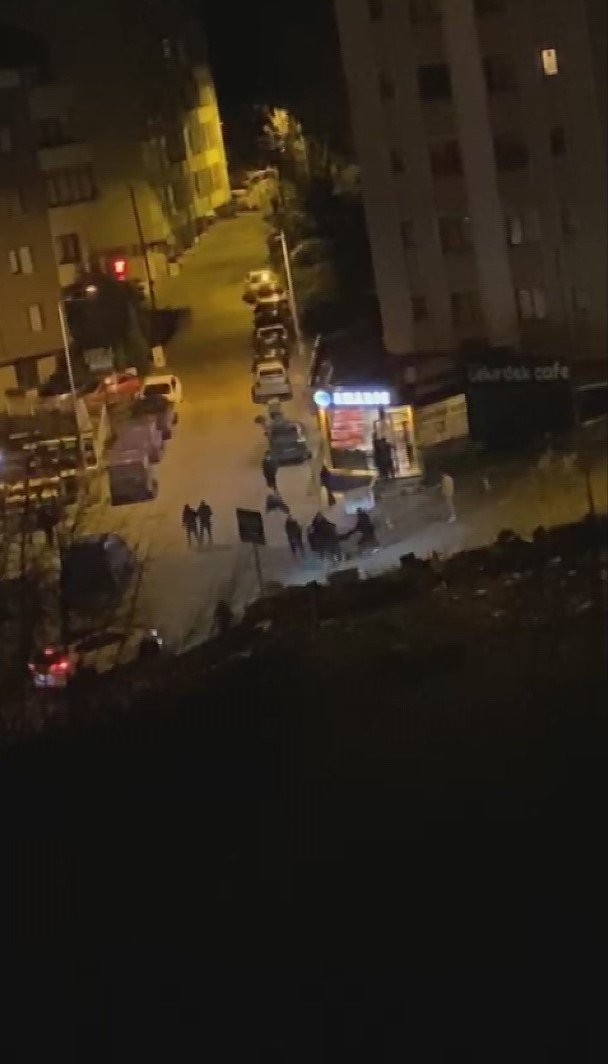 Gençlerin Tekmeli Yumruklu Kavgası Amatör Kamerada