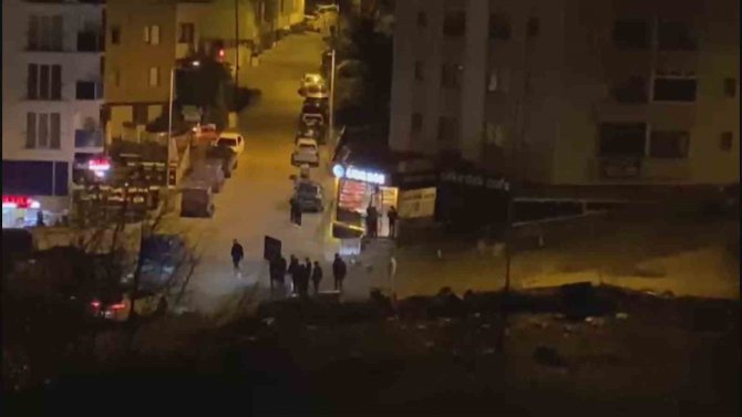 Gençlerin Tekmeli Yumruklu Kavgası Amatör Kamerada