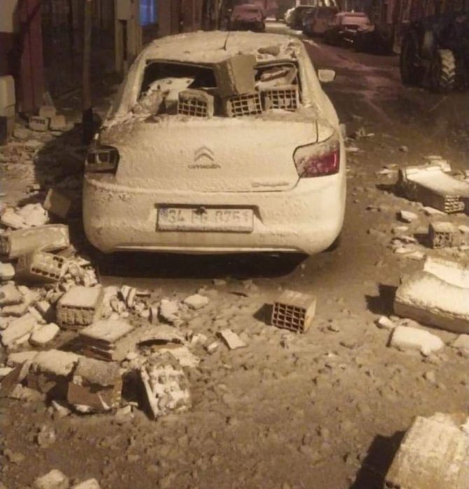 Balıkesir’de Fırtına Nedeni İle Ağaçlar Devrildi, Çatılar Uçtu