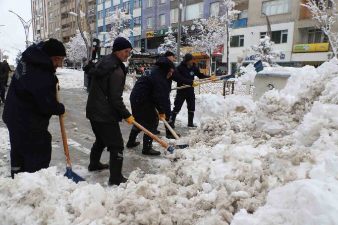 Hakkari Belediyesi Kar Küreme Timi İş Başında
