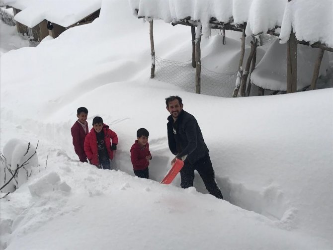 Derecik’te Tek Katlı Evler Kara Gömüldü
