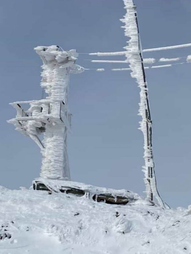 Derecik’te Sibirya’yı Aratmayan Soğuklarda, Elektrik Direkleri Buz Tuttu