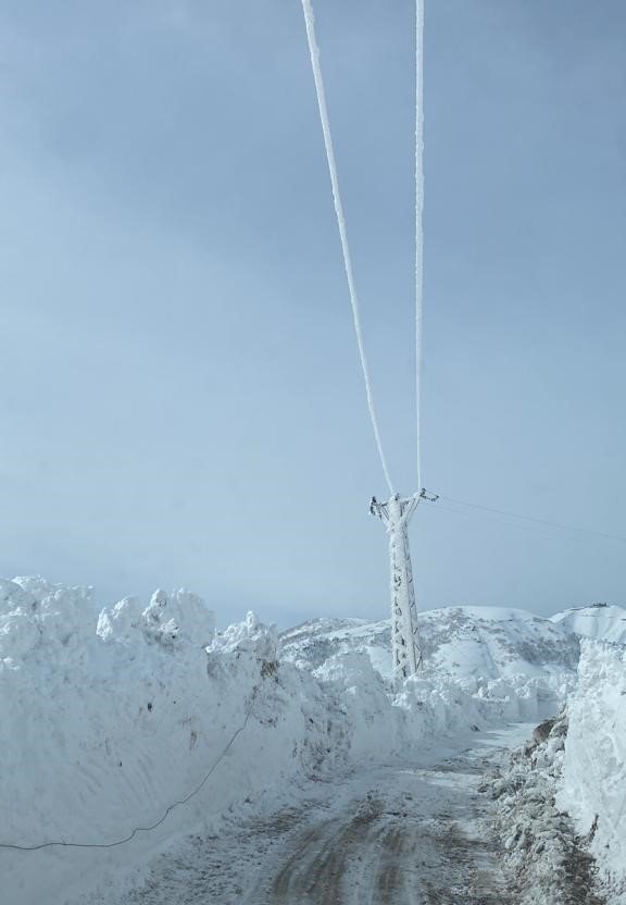 Derecik’te Sibirya’yı Aratmayan Soğuklarda, Elektrik Direkleri Buz Tuttu