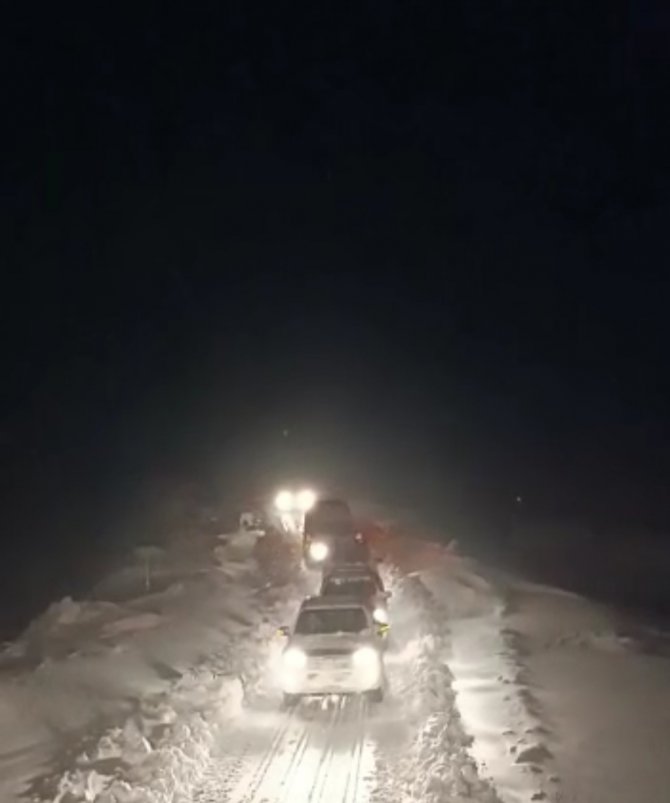 Derecik Yolunda Mahsur Kalan 8 Araç Ve 35 Vatandaş Kurtarıldı