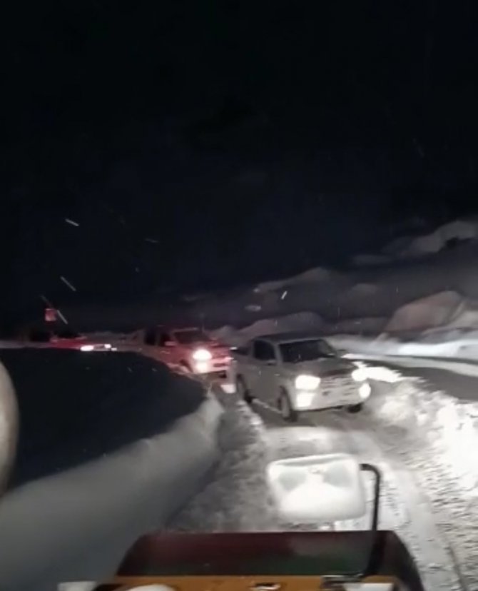 Derecik Yolunda Mahsur Kalan 8 Araç Ve 35 Vatandaş Kurtarıldı