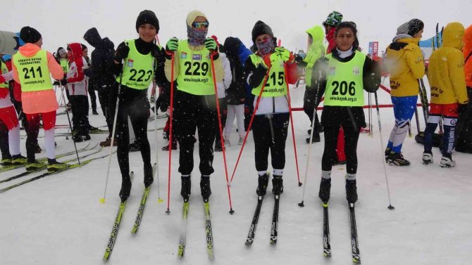 Yüksekova’da ‘Kayaklı Koşu Eleme Yarışması’ Heyecanı