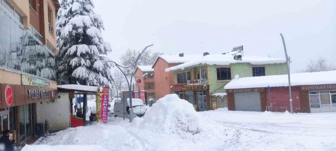 Çukurca’da Kar Kalınlığı 50 Santimetreyi Geçti
