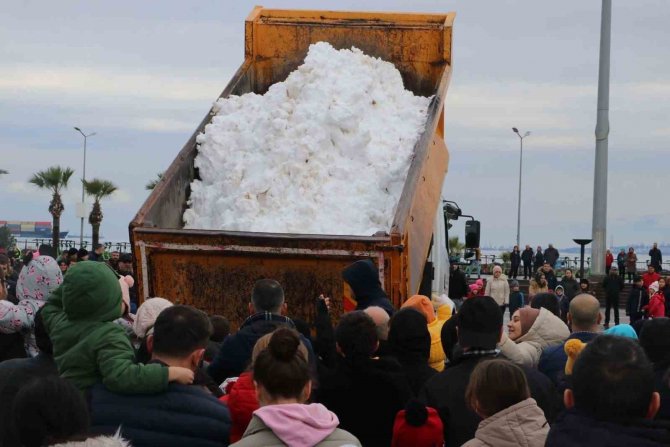 Amanos Dağları’ndan Kamyonlarla Getirilen Kar Eğlencenin Odağı Oldu
