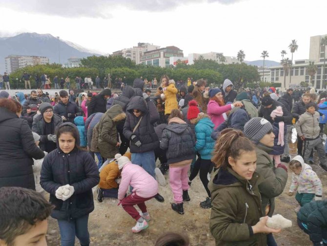 Amanos Dağları’ndan Kamyonlarla Getirilen Kar Eğlencenin Odağı Oldu