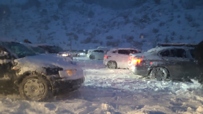 Isparta’da Kayak Merkezinin Yolu Kapandı, Uzun Araç Kuyrukları Oluştu