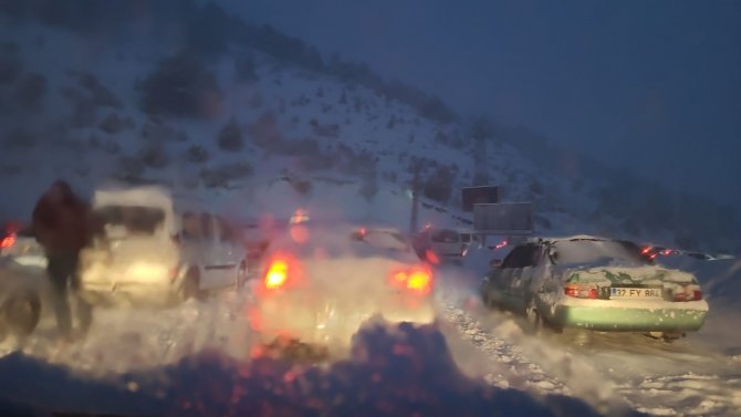 Isparta’da Kayak Merkezinin Yolu Kapandı, Uzun Araç Kuyrukları Oluştu