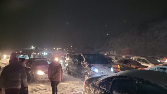 Isparta’da Kayak Merkezinin Yolu Kapandı, Uzun Araç Kuyrukları Oluştu