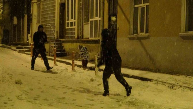 Isparta Beyaza Büründü, Karın Tadını Vatandaşlar Kar Topu Oynayarak Çıkardı