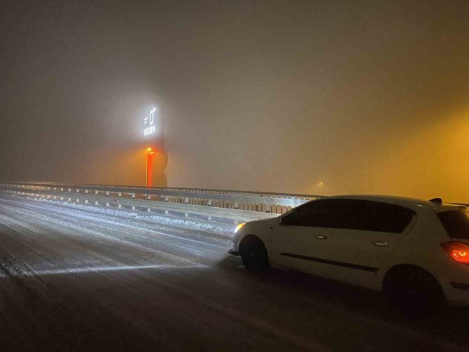 İ̇stanbul - İ̇zmir Otoyolu Balıkesir Mevkiinde Görüş 50 Metreye Düştü