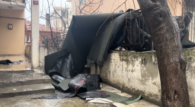 Maltepe’de Fırtına Nedeniyle Çatıdaki İzolasyon Malzemesi Sokağa Düştü