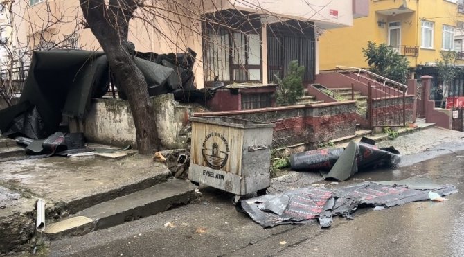 Maltepe’de Fırtına Nedeniyle Çatıdaki İzolasyon Malzemesi Sokağa Düştü