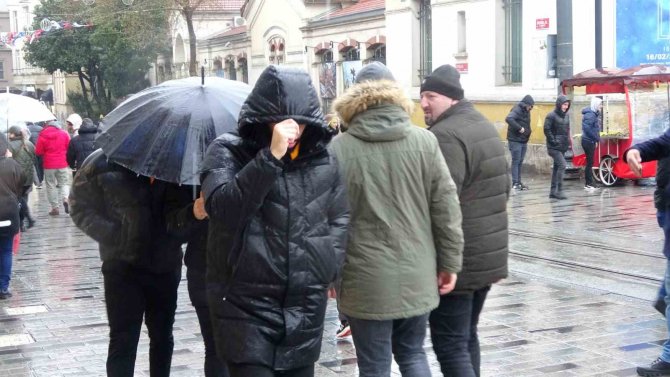 Taksim’de Kuvvetli Rüzgar İle Yağış Vatandaşlara Zor Anlar Yaşattı