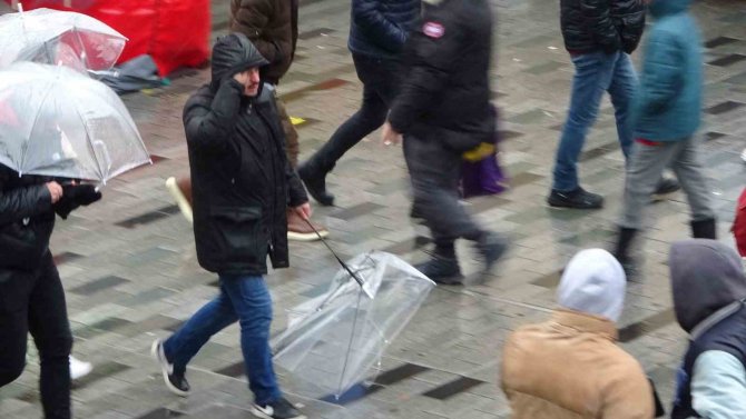 Taksim’de Kuvvetli Rüzgar İle Yağış Vatandaşlara Zor Anlar Yaşattı