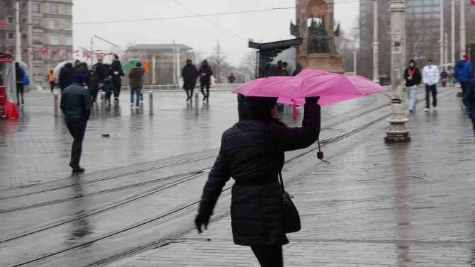 Taksim’de Kuvvetli Rüzgar İle Yağış Vatandaşlara Zor Anlar Yaşattı
