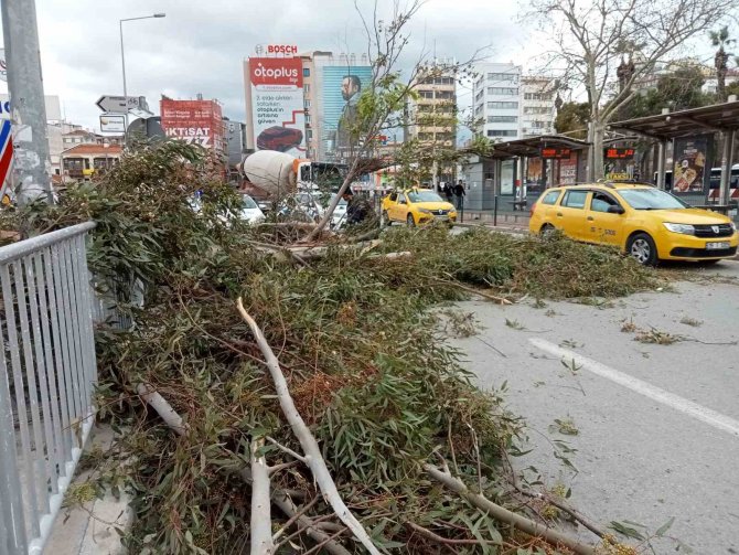 İ̇zmir’de Fırtına Hayatı Olumsuz Etkiledi