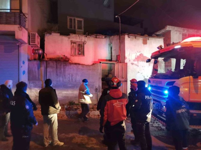 İ̇zmir’de Faciadan Dönüldü: Evin Çatısı Çöktü, 1 Kişi Yaralı Kurtarıldı