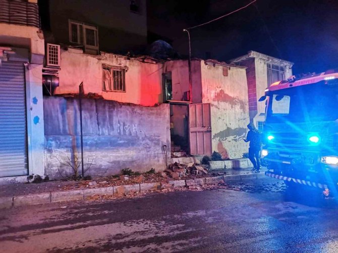 İ̇zmir’de Faciadan Dönüldü: Evin Çatısı Çöktü, 1 Kişi Yaralı Kurtarıldı