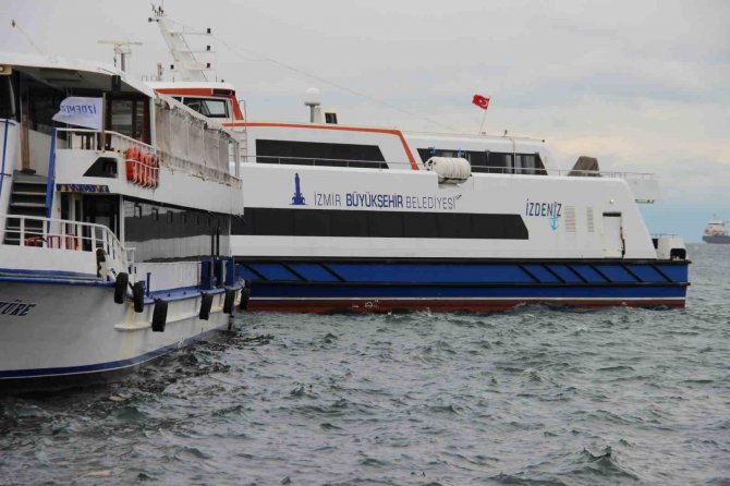 İ̇zmir’de Deniz Ulaşımına Fırtına Engeli