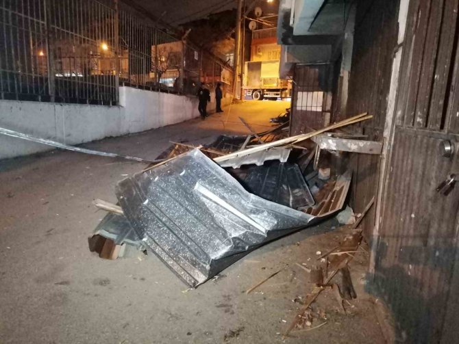 İ̇zmir’de Uçan Çatı Binaya Çarptı, Ev Sahibi Korku Dolu Anlar Yaşadı