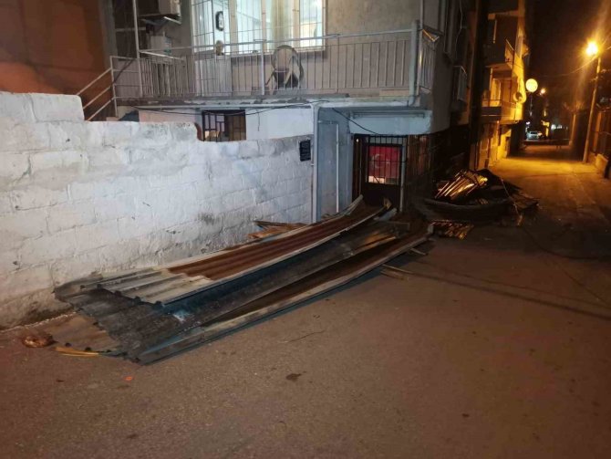 İ̇zmir’de Uçan Çatı Binaya Çarptı, Ev Sahibi Korku Dolu Anlar Yaşadı