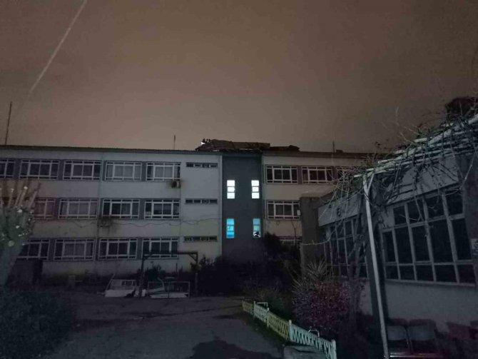 İ̇zmir’de Uçan Çatı Binaya Çarptı, Ev Sahibi Korku Dolu Anlar Yaşadı