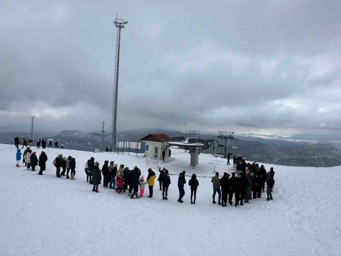 Tatilin Son Gününde Kayak Merkezi Doldu Taştı