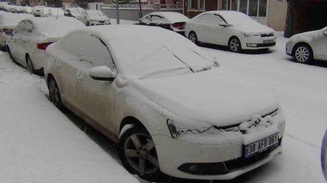 Kars Beyaz Gelinliğini Giydi