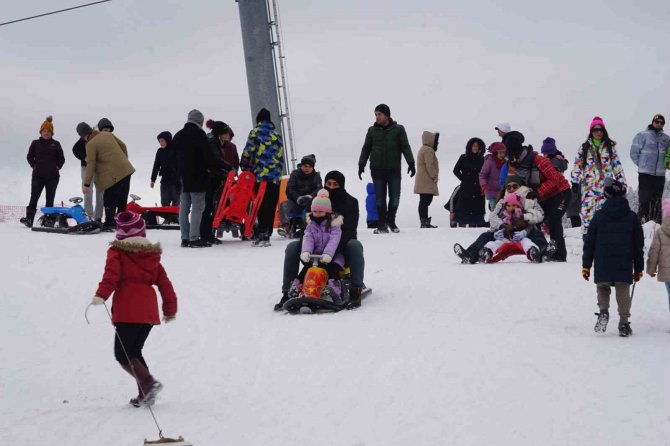 Kar Yağdı, Çocuklar Yarıyılın Son Gününde Kayak Pistlerini Doldurdu