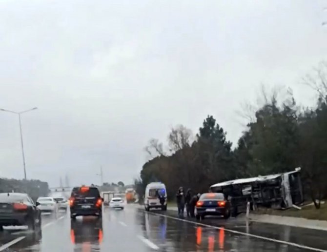 Kemerburgaz Yolunda Midibüs Devrildi