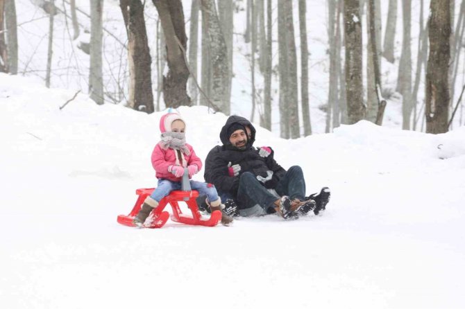 Kar Yağınca Eğlencenin Merkezi Oldu: Kızağını Alan Buraya Koştu