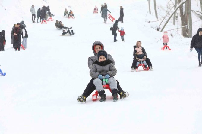 Kar Yağınca Eğlencenin Merkezi Oldu: Kızağını Alan Buraya Koştu