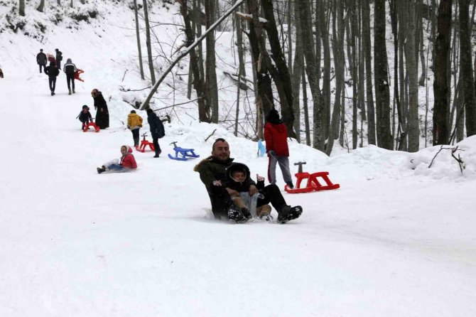 Kar Yağınca Eğlencenin Merkezi Oldu: Kızağını Alan Buraya Koştu