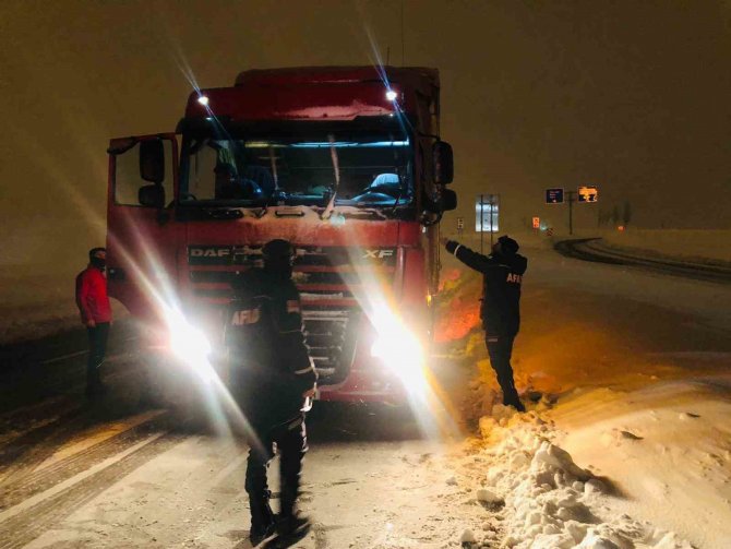 Bitlis’te Yolda Kalanların İmdadına Afad Ve Kızılay Yetişti