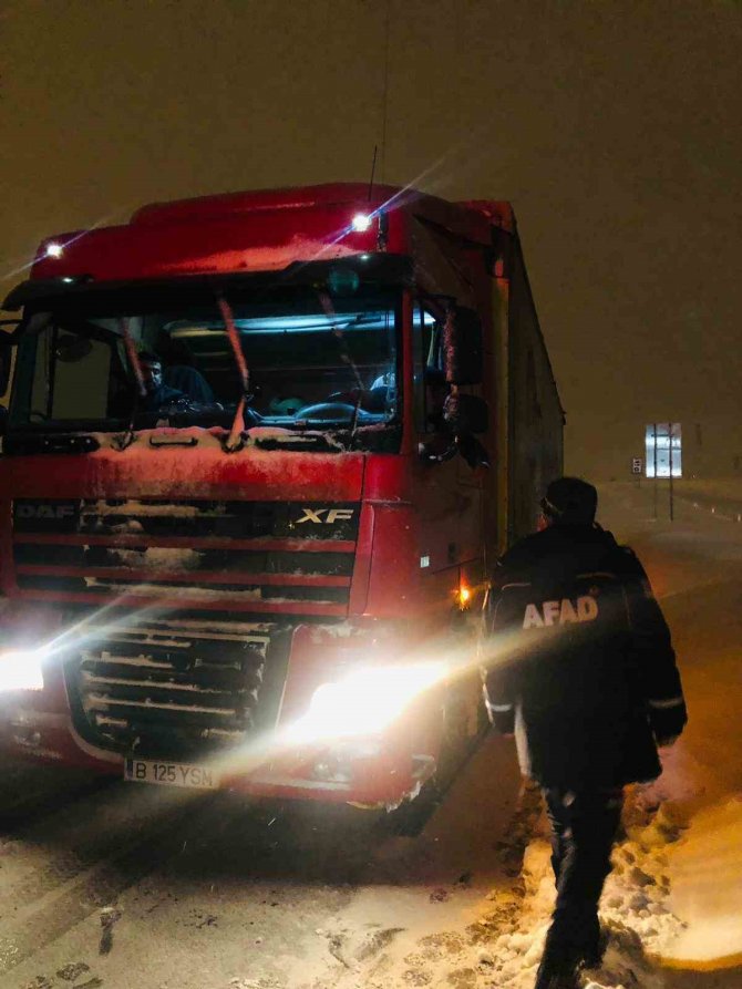 Bitlis’te Yolda Kalanların İmdadına Afad Ve Kızılay Yetişti