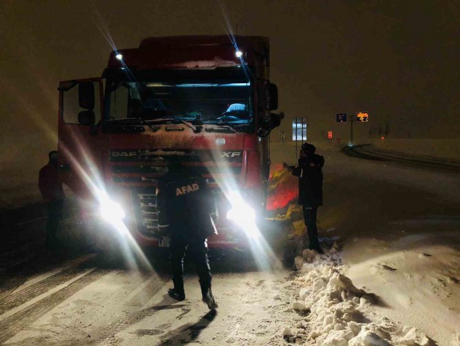 Bitlis’te Yolda Kalanların İmdadına Afad Ve Kızılay Yetişti
