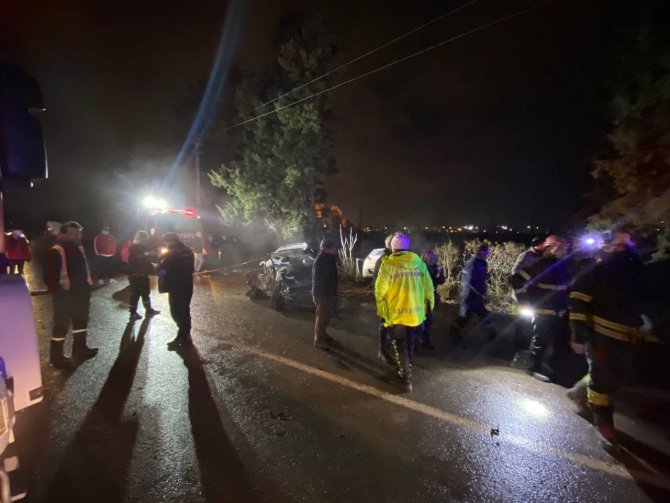 İ̇ki Otomobil Kafa Kafaya Çarpıştı: 1’i Ağır 6 Yaralı