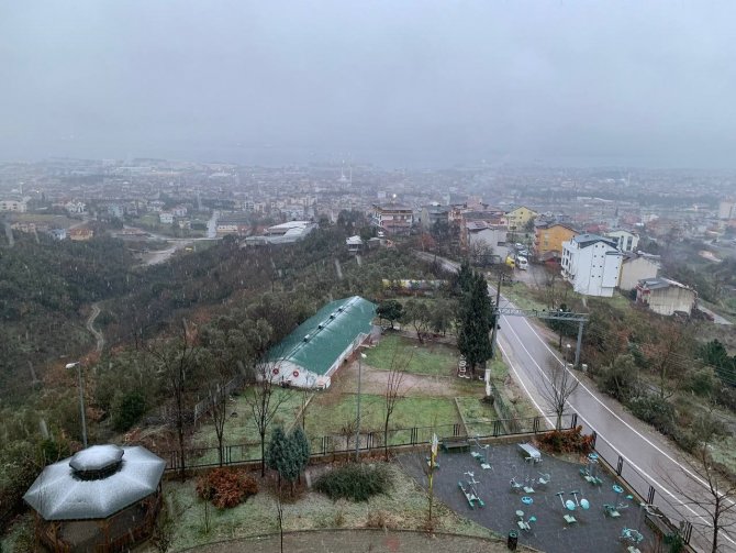 Kocaeli’de Karla Karışık Yağmur Etkili Oluyor