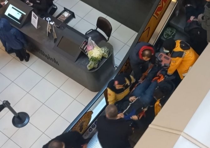 Anne Ve Kızı Alışveriş Merkezinde Yürüyen Merdivenden Düştü