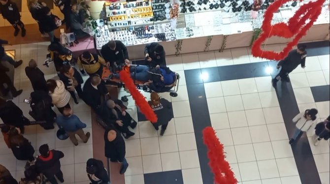 Anne Ve Kızı Alışveriş Merkezinde Yürüyen Merdivenden Düştü